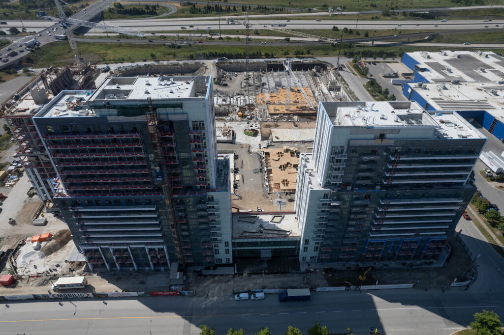 3 construction elevators on the 3 different buildings of the Mobilio project in Toronto