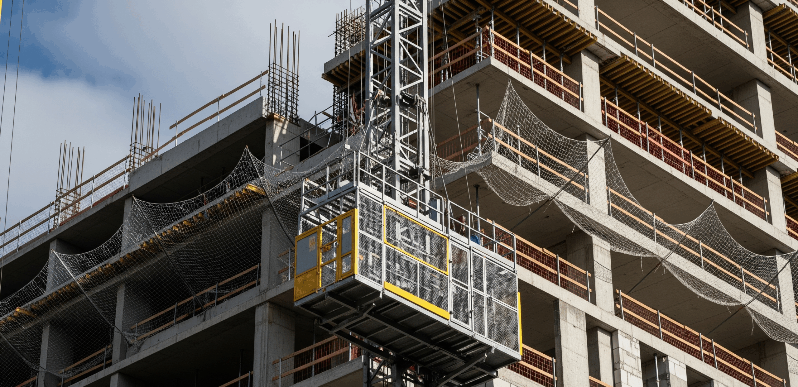 Stop Relying on Cranes Alone: A Construction Material Hoist Cuts Waiting Time and Load Congestion